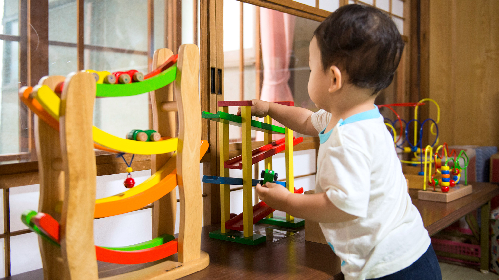 おもちゃで遊ぶ子ども